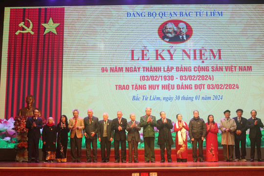Quận Bắc Từ Liêm: 300 đảng viên được trao Huy hiệu Đảng
