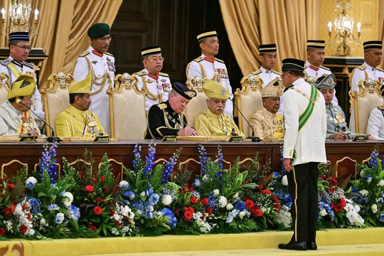 Quốc vương mới của Malaysia tuyên thệ nhậm chức