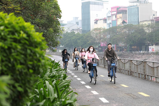 Hà Nội: Cận cảnh tuyến đường dành cho xe đạp, người đi bộ ngày đầu vận hành