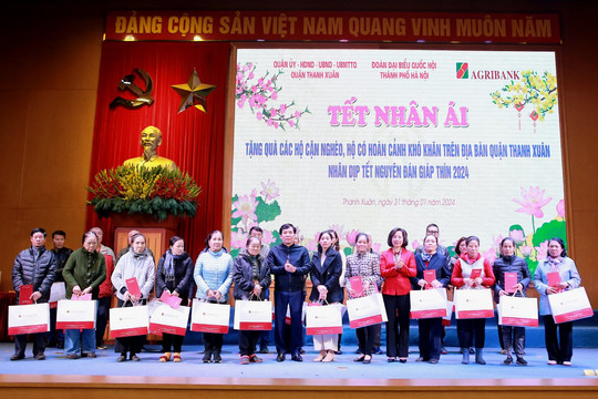 Quận Thanh Xuân trao quà Tết cho các hộ cận nghèo, hoàn cảnh khó khăn