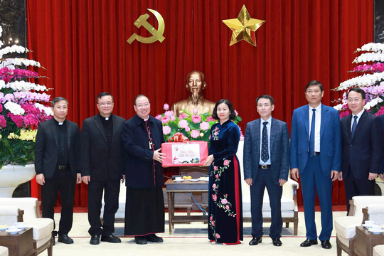 Tòa Tổng giám mục Hà Nội thăm, chúc Tết Thành ủy Hà Nội