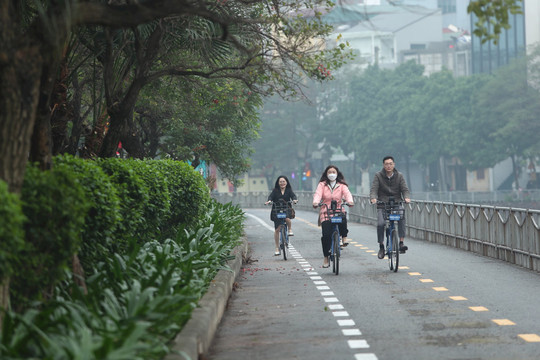 Chính thức khai trương làn đường thí điểm dành riêng cho xe đạp ven sông Tô Lịch