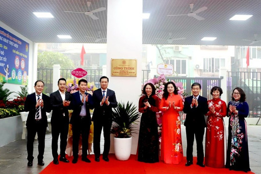 Quận Hoàn Kiếm gắn biển công trình chào mừng 94 năm Ngày thành lập Đảng