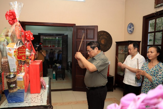 Thủ tướng Phạm Minh Chính dâng hương tưởng nhớ các đồng chí cố lãnh đạo Chính phủ