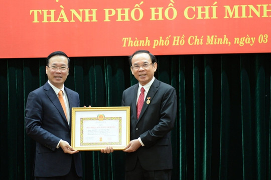 Chủ tịch nước trao Huy hiệu 45 năm tuổi Đảng tặng Bí thư Thành ủy thành phố Hồ Chí Minh