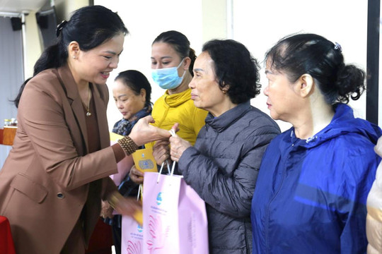 Trao 50 suất quà tặng phụ nữ có hoàn cảnh khó khăn quận Hai Bà Trưng