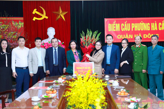 Phó Bí thư Thường trực Thành ủy Nguyễn Thị Tuyến thăm, chúc mừng Đảng bộ, chính quyền, nhân dân quận Hà Đông