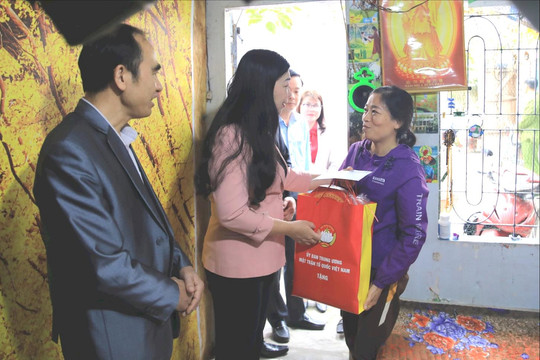 MTTQ Việt Nam thành phố Hà Nội tặng quà các bệnh nhân nghèo