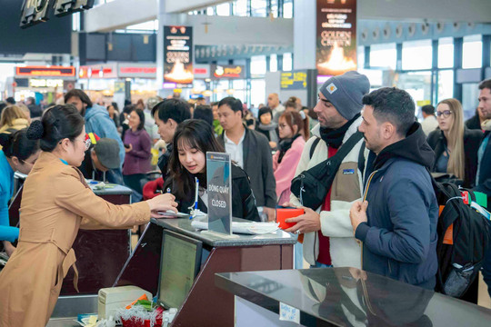 Hơn 100.000 lượt hành khách qua sân bay Nội Bài trong ngày cao điểm nhất dịp Tết