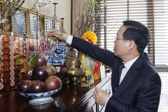 Chủ tịch nước Võ Văn Thưởng dâng hương, chúc Tết nguyên lãnh đạo Đảng, Nhà nước