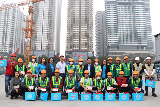 Liên đoàn Lao động quận Hoàng Mai trao gần 3.500 suất quà và vé xe cho đoàn viên, người lao động