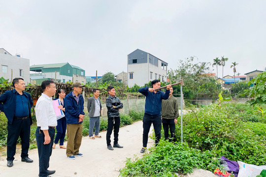 Thực hiện kết luận của Bí thư Thành ủy, huyện Thanh Oai cắm mốc thửa đất giao cho công dân