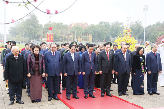Lãnh đạo Đảng, Nhà nước, thành phố Hà Nội vào Lăng viếng Chủ tịch Hồ Chí Minh và tưởng niệm các Anh hùng liệt sĩ