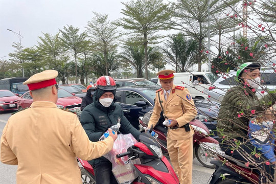 Cảnh sát giao thông hỗ trợ người dân về quê ăn Tết