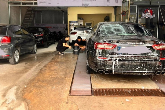 Rửa xe dịp Tết: 200.000 đồng/xe, chủ tiệm nói "không rửa thì thôi"