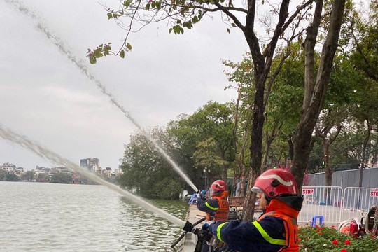 Vận hành “vòi rồng” hút nước hồ bảo vệ trận địa pháo hoa lớn nhất Thủ đô