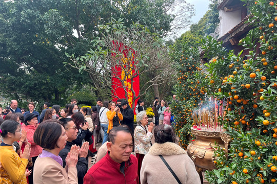 Người dân Hà Nội đi lễ chùa cầu bình an năm mới