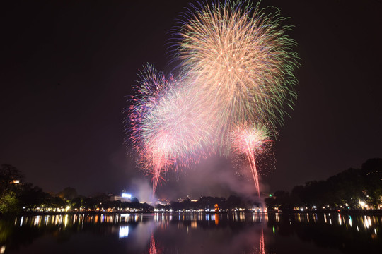 Pháo hoa rực sáng bầu trời Hà Nội đón chào năm mới Giáp Thìn 2024 