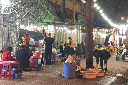 Quán ăn vỉa hè bán xuyên Tết: Tạm bợ vẫn… hút khách