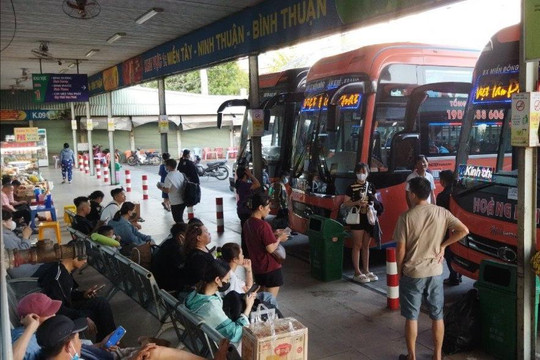 TP Hồ Chí Minh: Bến xe, nhà ga “tăng nhiệt”, sân bay tấp nập