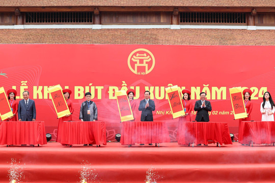 Chủ tịch nước Võ Văn Thưởng viết hai chữ "Văn hiến" tại lễ khai bút đầu xuân Hà Nội