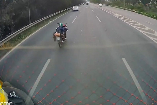 Xử lý người nằm dọc yên, lái xe máy trên đại lộ Thăng Long