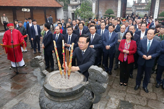 Chủ tịch nước Võ Văn Thưởng dâng hương tưởng niệm Đức vua An Dương Vương, thăm, động viên nhân dân huyện Đông Anh