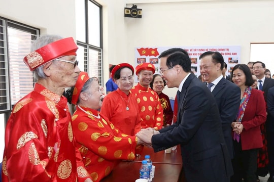 Chủ tịch nước Võ Văn Thưởng thăm, động viên cán bộ và nhân dân huyện Đông Anh