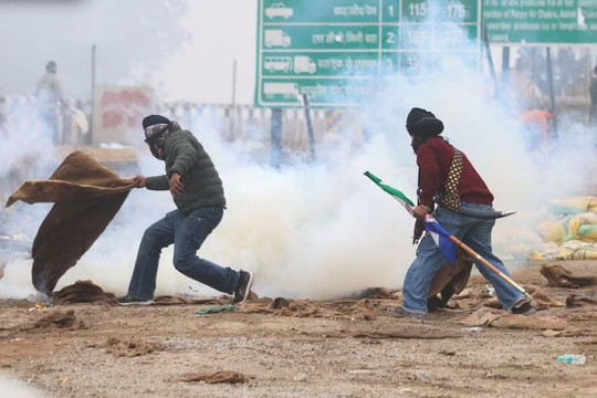 Cảnh sát Ấn Độ bắn hơi cay giải tán nông dân biểu tình