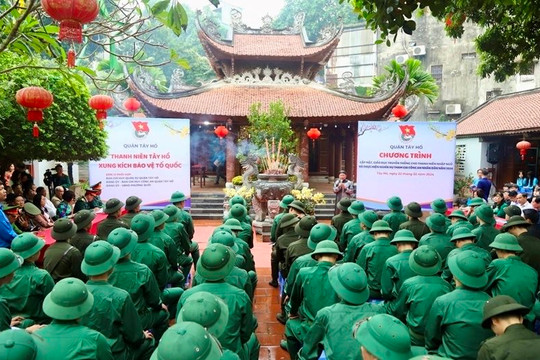 Tân binh quận Tây Hồ thực hiện lễ thề tại đền Đồng Cổ trước ngày nhập ngũ