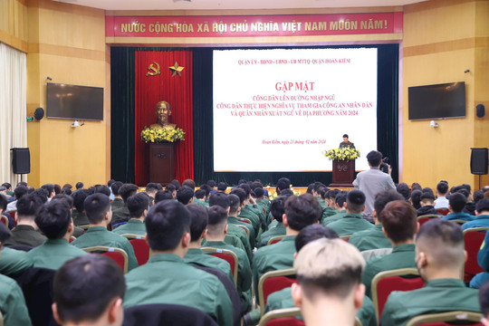 Quận Hoàn Kiếm: Tặng sổ tiết kiệm cho tân binh, hỗ trợ việc làm, đào tạo nghề cho quân nhân xuất ngũ