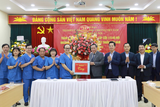 Phó Bí thư Thành ủy Nguyễn Văn Phong thăm, chúc mừng các cơ sở y tế