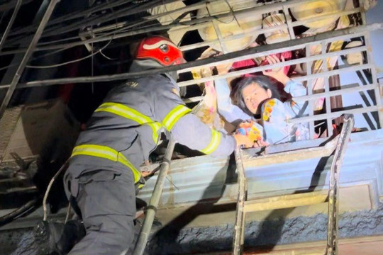 Hà Nội: Dập tắt đám cháy trong đêm, cứu 3 người