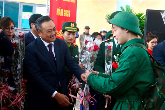 Chủ tịch UBND TP Hà Nội dự lễ giao, nhận quân tại quận Hoàng Mai