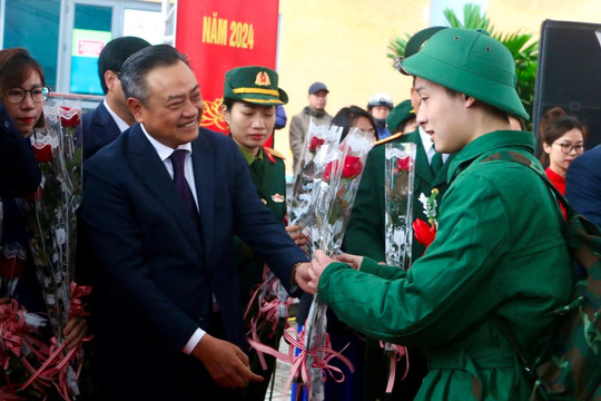 Chủ tịch UBND TP Hà Nội dự lễ giao, nhận quân tại quận Hoàng Mai