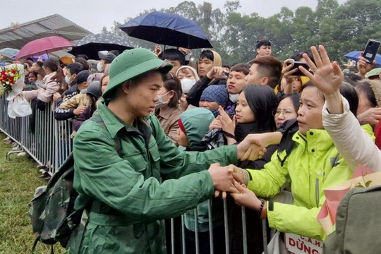 250 tân binh huyện Sóc Sơn lên đường bảo vệ Tổ quốc