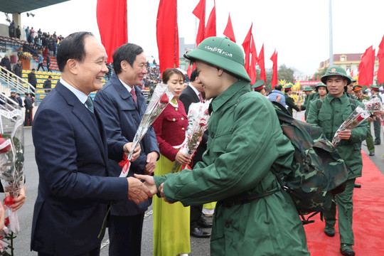 Đồng chí Nguyễn Ngọc Tuấn dự lễ giao nhận quân tại Thanh Trì