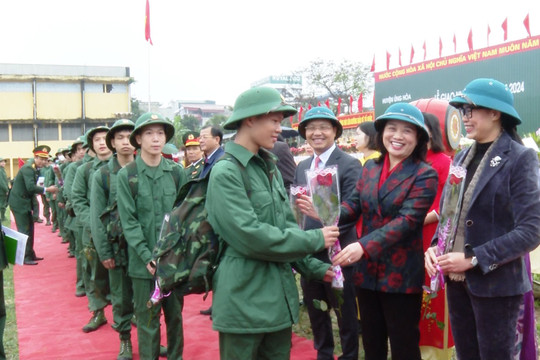 Tân binh huyện Ứng Hòa phát huy truyền thống quê hương chiếc gậy Trường Sơn