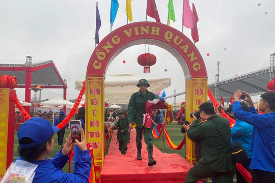 Hơn 100 tân binh huyện Thanh Oai lên đường nhập ngũ