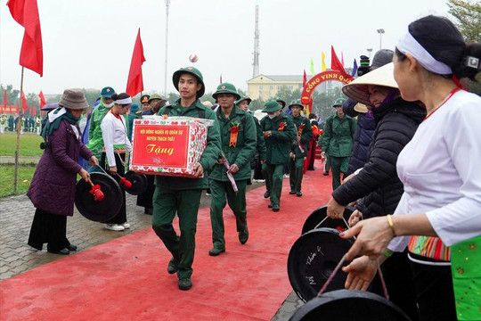Huyện Thạch Thất: Hơn 190 thanh niên tiêu biểu lên đường nhập ngũ