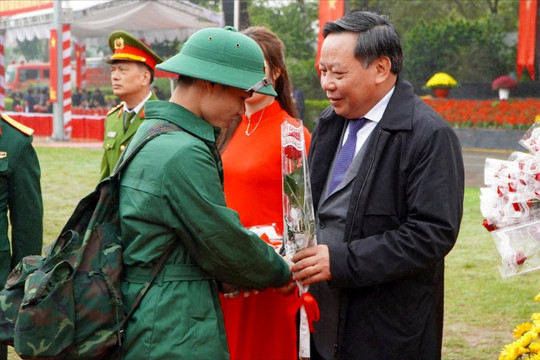 Phó Bí thư Thành ủy Nguyễn Văn Phong dự Lễ giao, nhận quân tại huyện Chương Mỹ