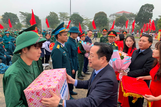 187 thanh niên ưu tú huyện Mê Linh phấn khởi lên đường nhập ngũ