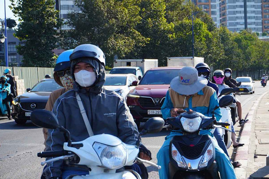 TP Hồ Chí Minh: Nắng như đổ lửa, người dân trùm kín mít khi ra đường