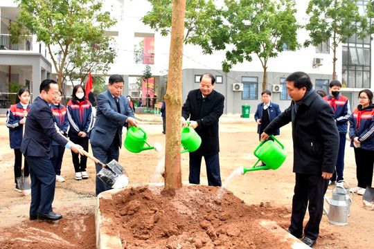Phát động phong trào mỗi nhà giáo, học sinh Hà Nội trồng 1 cây xanh