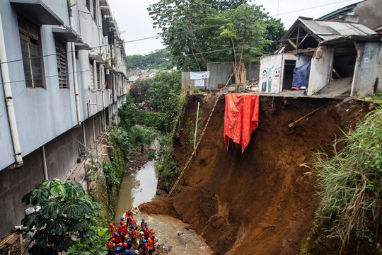 Lở đất tại Indonesia: Tìm thấy toàn bộ 9 người mất tích còn sống sót
