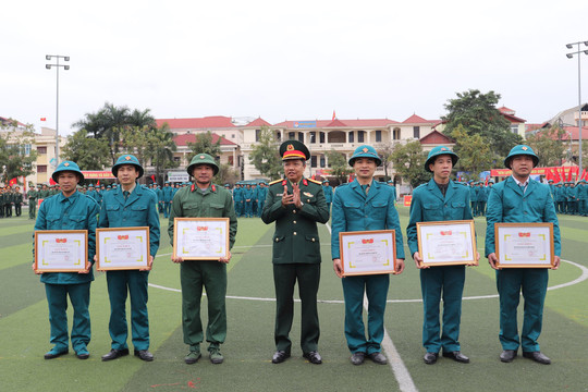 Gần 600 cán bộ, sĩ quan, dân quân tự vệ huyện Quốc Oai ra quân huấn luyện