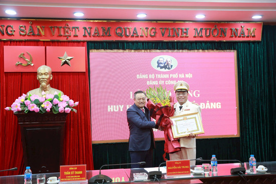Giám đốc Công an thành phố Hà Nội vinh dự nhận Huy hiệu 30 năm tuổi Đảng