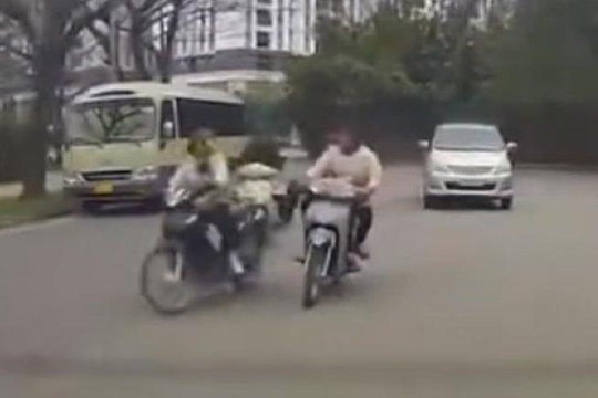 Truy tìm 2 đối tượng điều khiển xe máy đạp người phụ nữ tại quận Long Biên