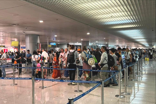 Hơn 3,8 triệu lượt khách qua sân bay Tân Sơn Nhất dịp cao điểm Tết Giáp Thìn