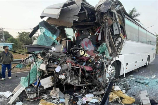 Đồng Nai: Tài xế xe khách tử vong, 12 người bị thương sau cú tông đuôi container